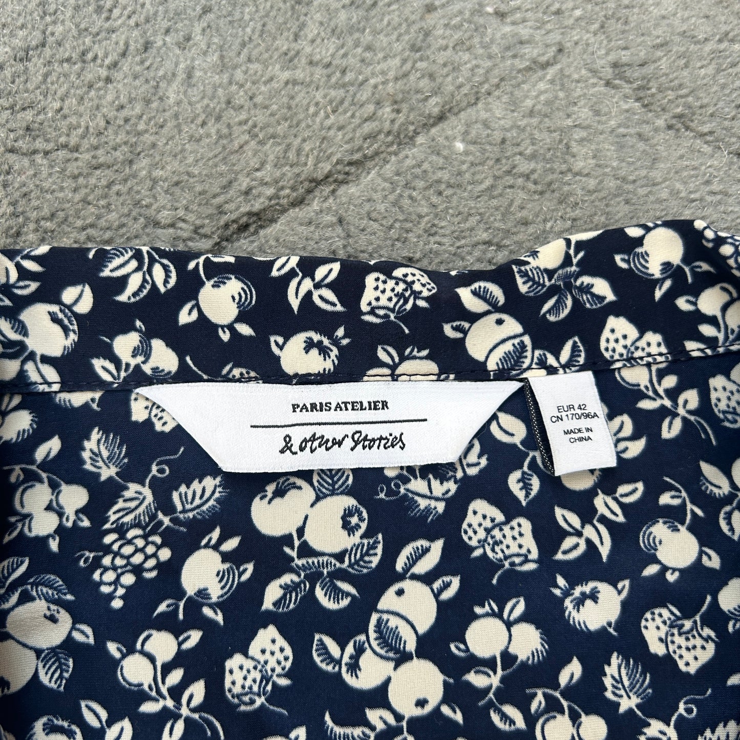 & Other Stories navy floral blouse V neck collared long sleeve 14