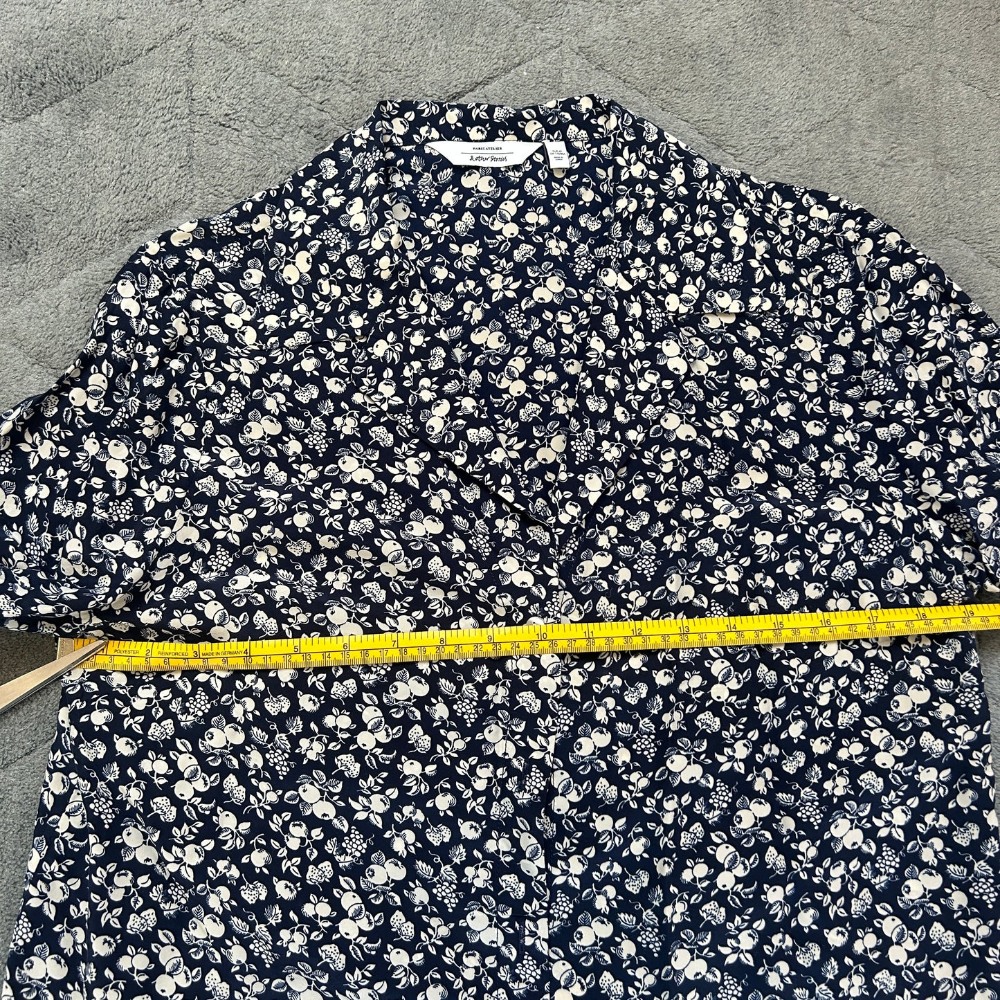 & Other Stories navy floral blouse V neck collared long sleeve 14