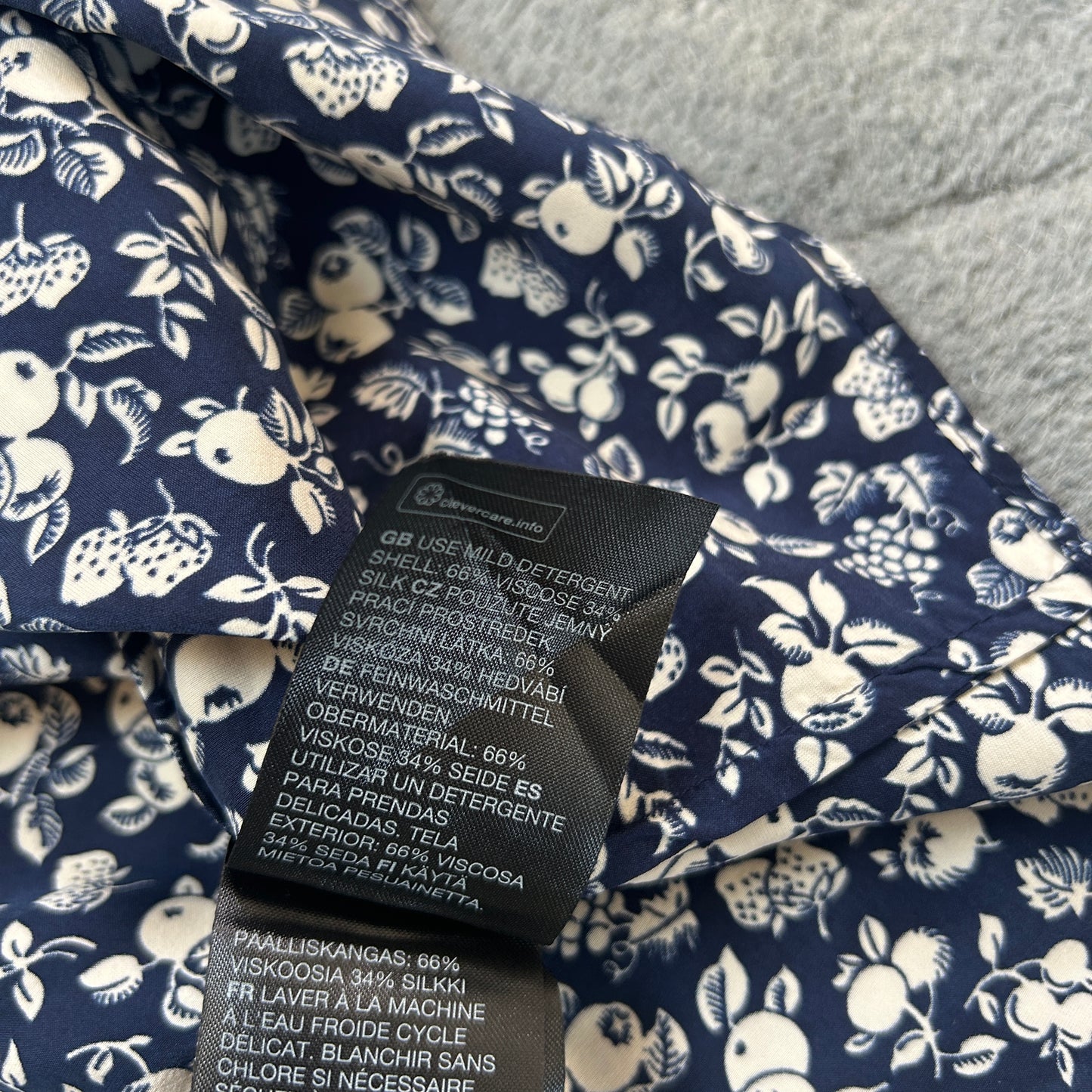 & Other Stories navy floral blouse V neck collared long sleeve 14